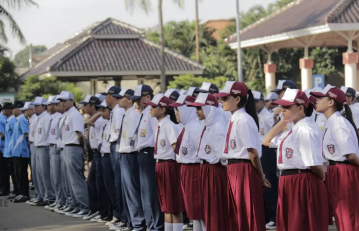 GENERASI BANGSA: Gambar siswa-Siswi mulai dari SD hingga SMA saat berbaris.