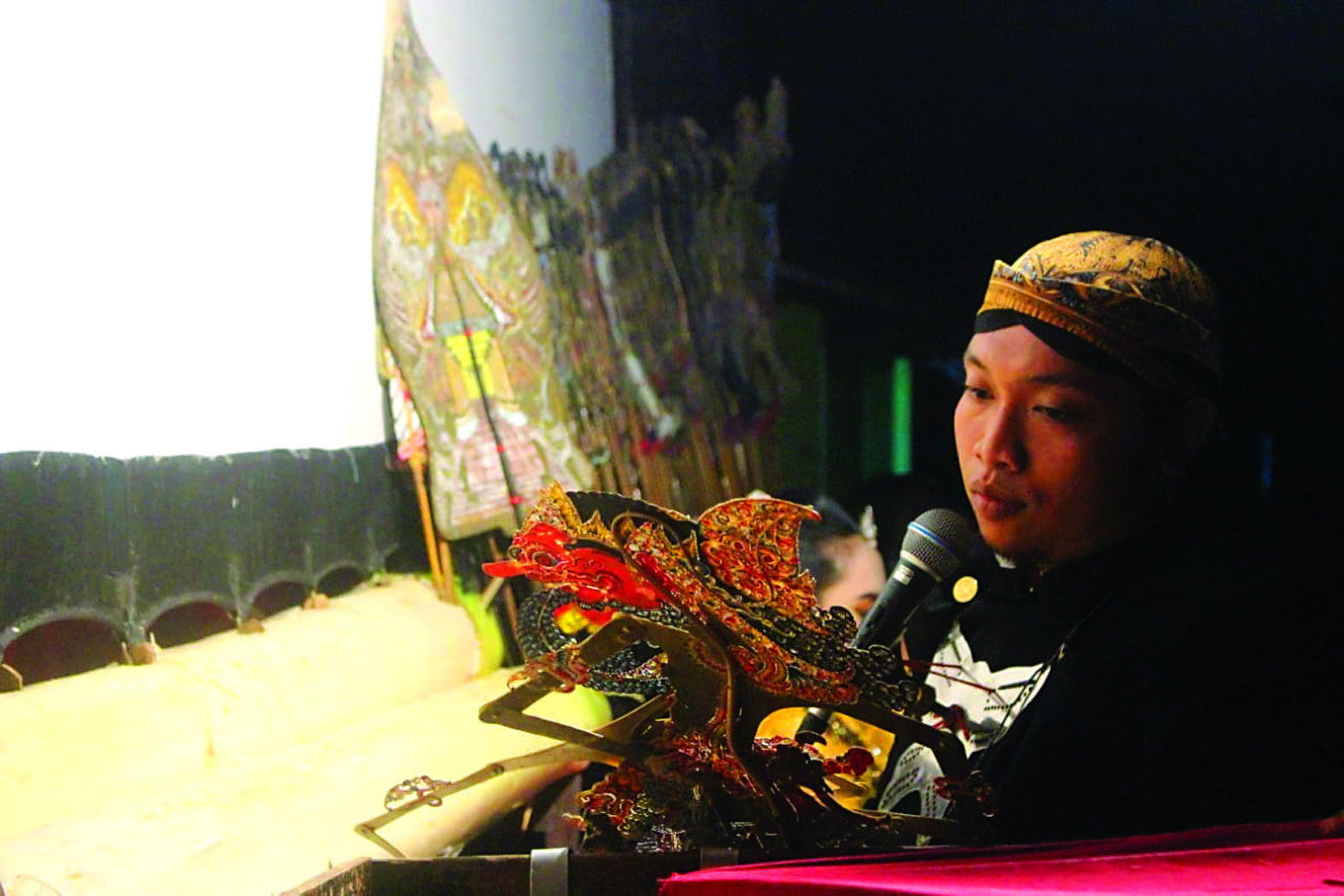 UKIR PRESTASI: Samtidhar Dwi Saputra, warga Desa Sumberagung, Kecamatan Selorejo, ketika persiapan pentas di pergelaran wayang beberapa waktu lalu.