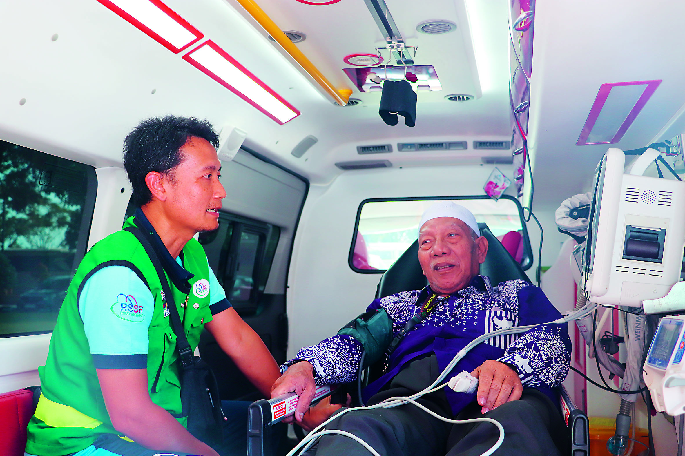 CEK FISIK: Petugas kesehatan memeriksa kesehatan CJH ketika berangkat ibadah haji tahun 2024 lalu.