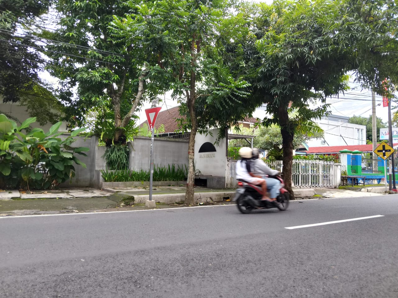 MERESAHKAN: Kafe yang dilaporkan warga setempat karena beroperasi di jam yang tidak wajar dan diduga menjual miras.