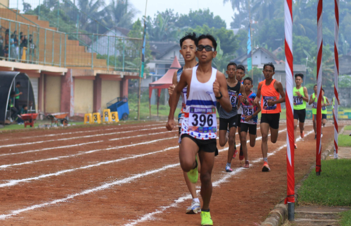 SEMANGAT: Atlet atletik berlatih untuk persiapan porprov di Stadion Gelora Penataran, Kabupaten Blitar.