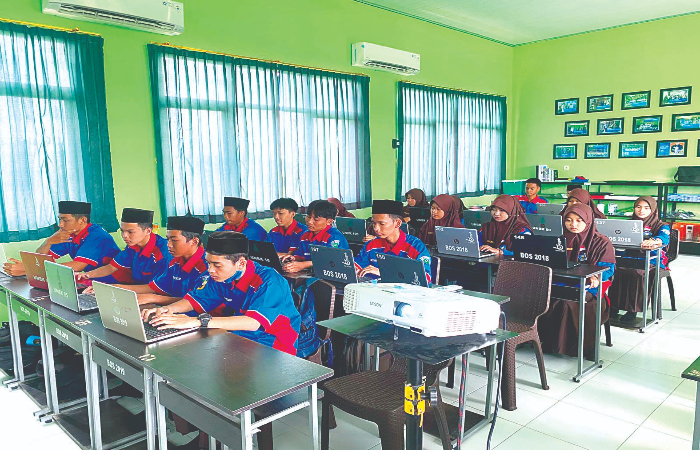 FOKUS PENUH: Pelajar MA Maarif Udanawu sedang mendalami materi dari komputer.