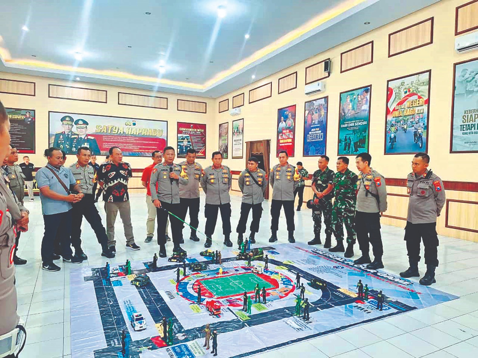 ANTISIPASI: Kepolisian serta jajaran instansi terkait menggelar rapat koordinasi (rakor) pengamanan di Polres Blitar Kota, Jumat (31/1).