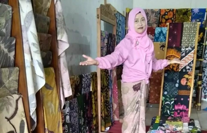GIGIH: Umi Purwiyati, warga Desa Bangsri, Nglegok, Kabupaten Blitar, yang memperkenalkan produk batik ecoprint.  &nbsp;