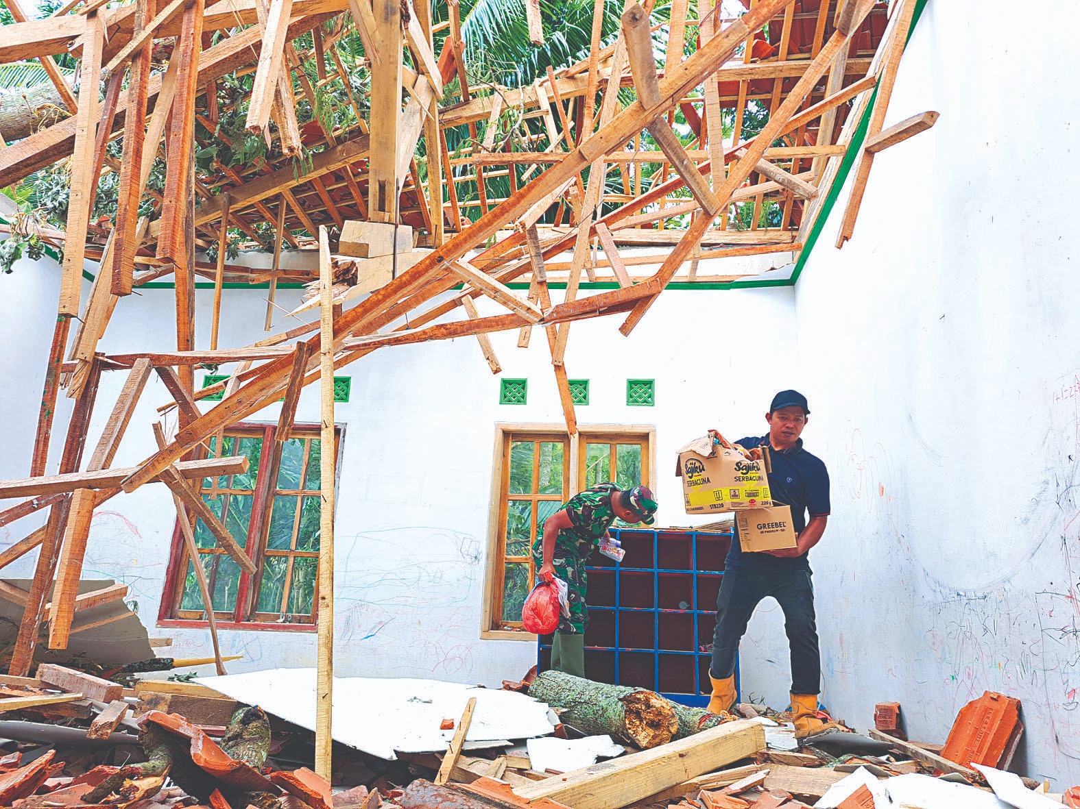 ROBOH : Akibat Cuaca Ekstrim, pohon roboh menimpa TK Al Hidayah 2 Karangrejo, Garum, Blitar, pada Kamis (30/1).