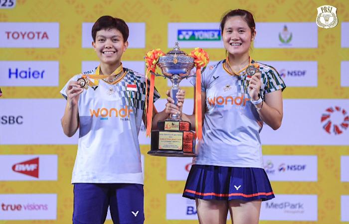 SERU: Pasangan Lanny Tria Mayasari/Siti Fadia Silva Ramadhanti kalahkan Laksika Kanlaha/Phataimas Muenwong, di final Thailand Master 2025 di Nimibutr National Stadium, Bangkok, Minggu (2/2).