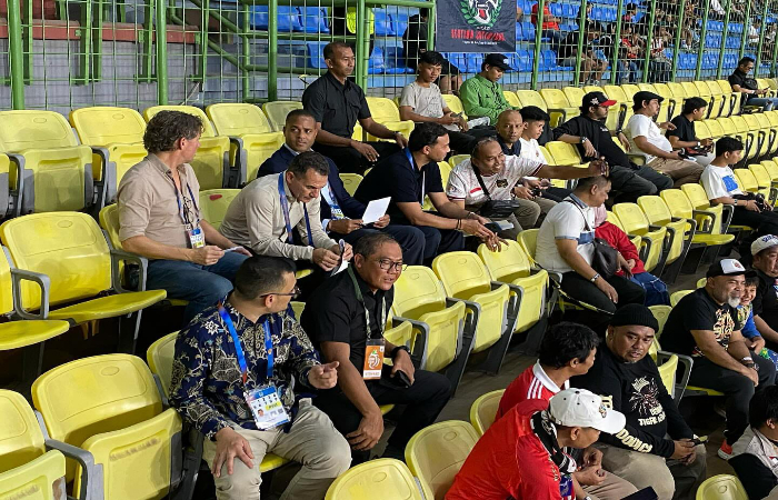 PANTAU: Patrick Kluivert beserta asistennya berada di tribun Stadion Patriot, Bekasi, Minggu (2/2).