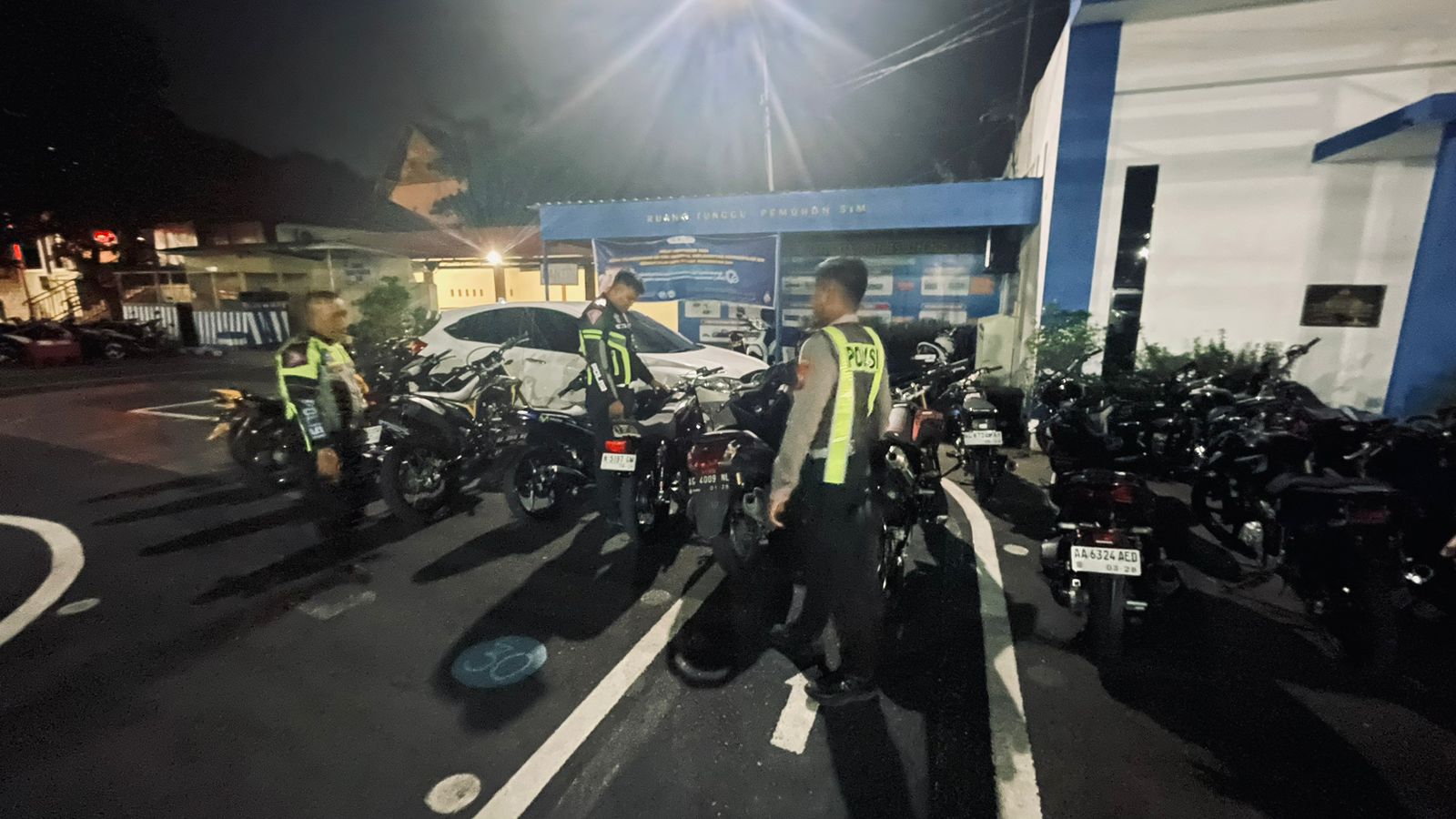 MERESAHKAN: Polisi menyita puluhan sepeda motor hasil razia rutin balap liar di Kota Blitar, Minggu (2/2/2025).