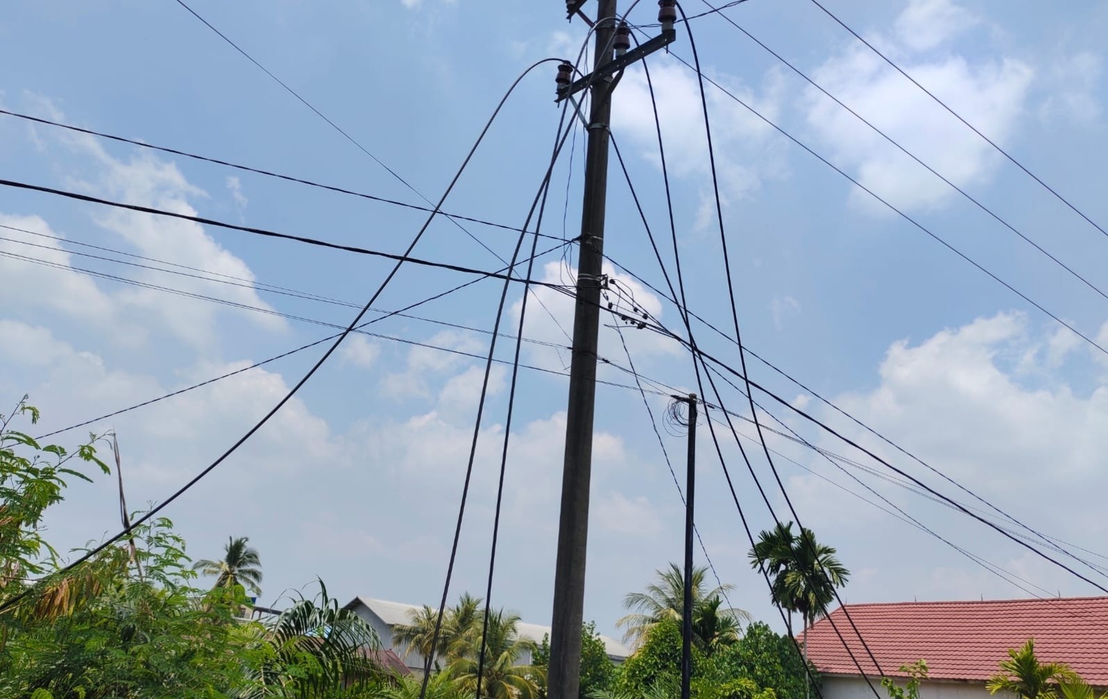 TAK TERAWAT: Kondisi kabel kendur dengan penyangga bambu seadanya di Kecamatan Srengat.