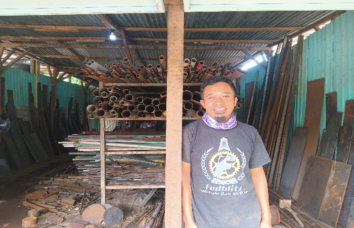 KERJA KERAS: Dwi Kurniawan (40) Seorang Penjual Besi Kiloan Di Blitar
