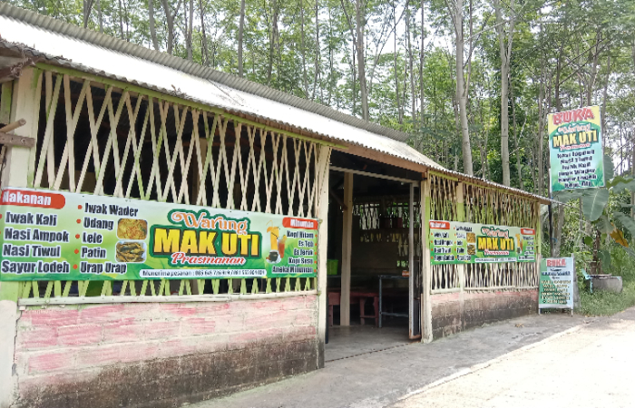 KHAS BLITAR: Warung Mak Uti Prasmanan ,Tepi Sungai Brantas di Desa Selokajang, Kecamatan Srengat, Kabupaten Blitar.
