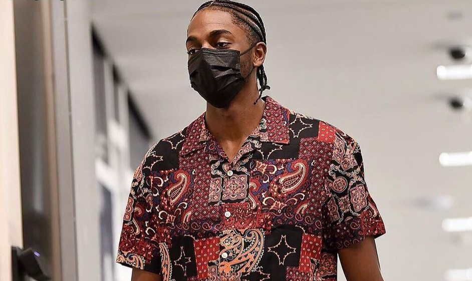 Bintang NBA Justin Holiday membuat heboh setelah tampil mengenakan batik tulis khas Blitar