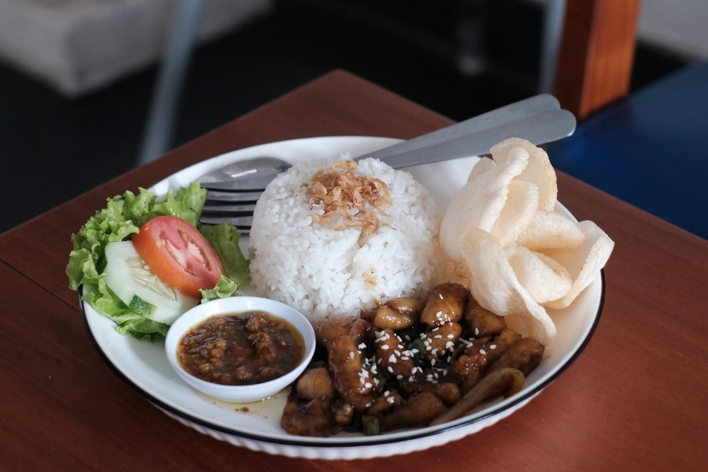 MENGGODA: Tampilan Nasi Kulit lengkap dengan kerupuk dan nasi hangat yang banyak digemari warga.
