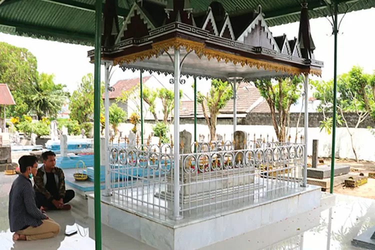 WISATA SEJARAH: Penampakan Makam Gantung Eyang Djojodigdo Blitar.