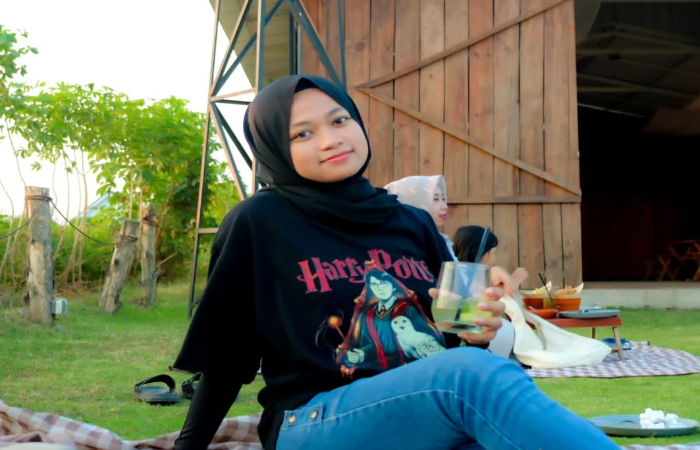 Menikmati minuman segar di Tibal Garden