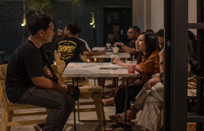 Ngobrol santai di Moderate Coffe