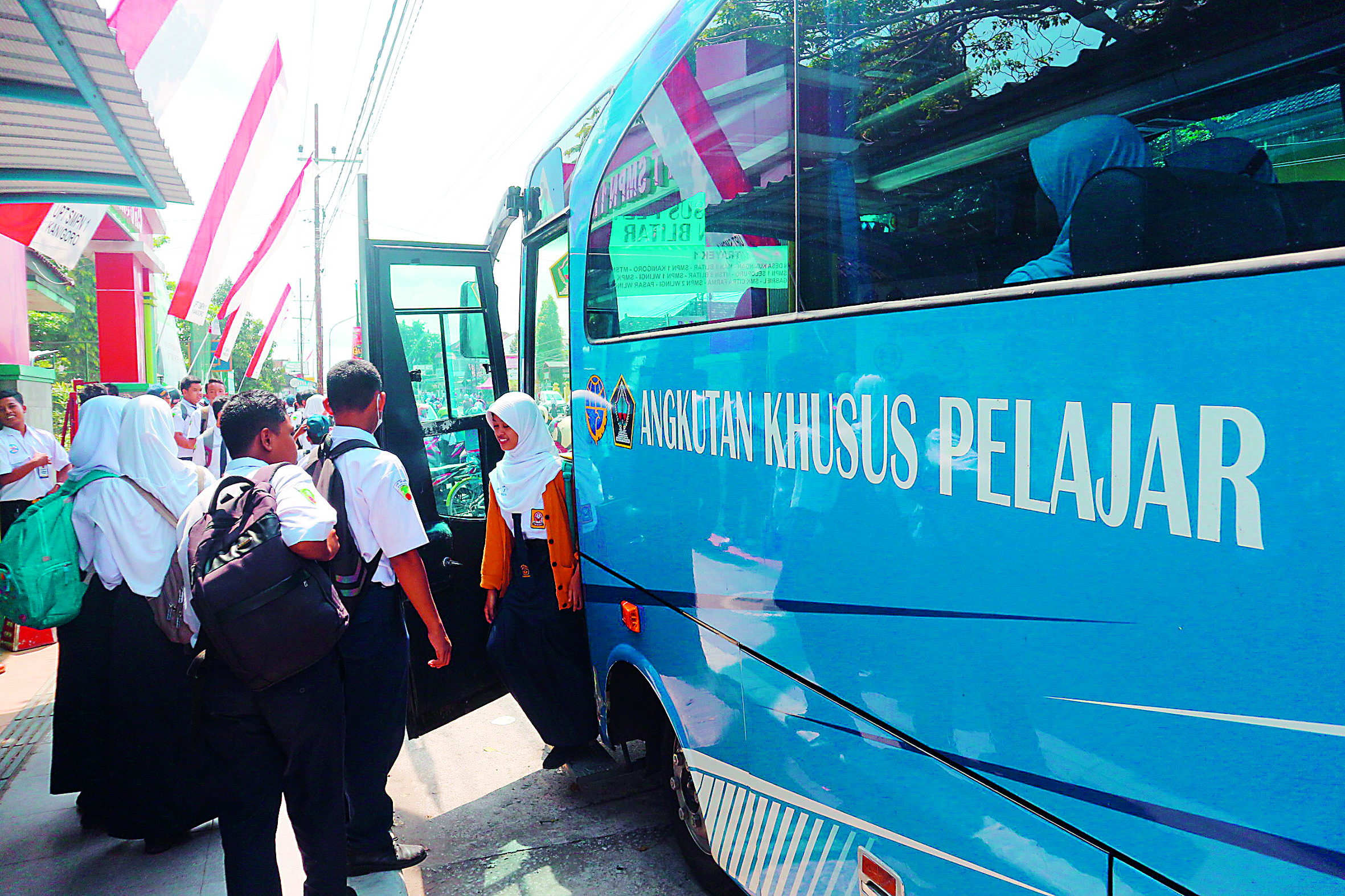 TAMBAH UNIT: Sejumlah pelajar bersiap menaiki bus sekolah gratis yang disediakan oleh Pemkab Blitar.