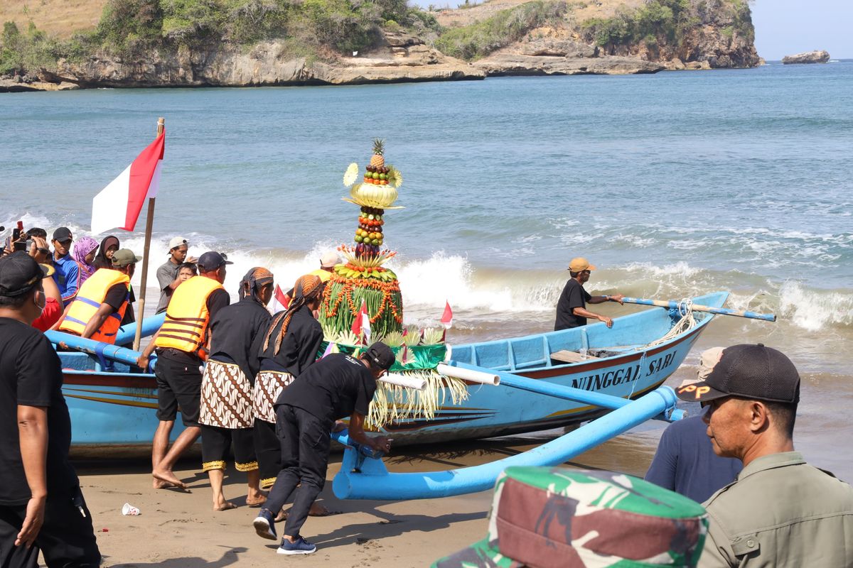 Larung Sesaji 1 Suro Pantai Serang Kabupaten Blitar