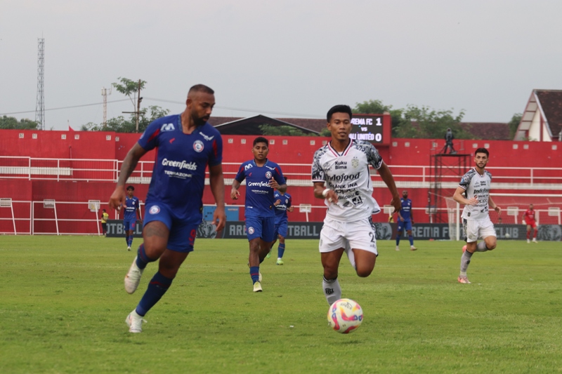 KERAS: Pemain Arema FC, Dalberto dikawal ketat pemain Bali United di laga pekan 21 di Stadion Soeprijadi Kota Blitar pada Senin (3/2/2025) lalu.