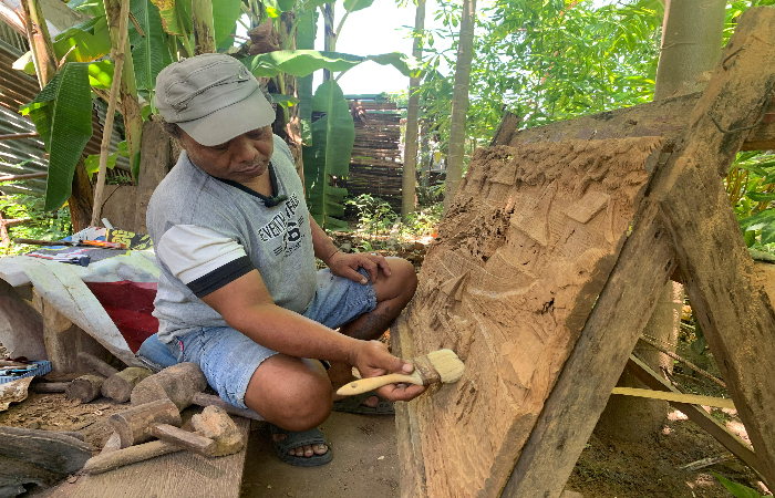 SENIMAN: Yuliono (52), seorang pengrajin ukir kayu di Desa Sukorejo, Kecamatan Sukorejo, Kota Blitar.