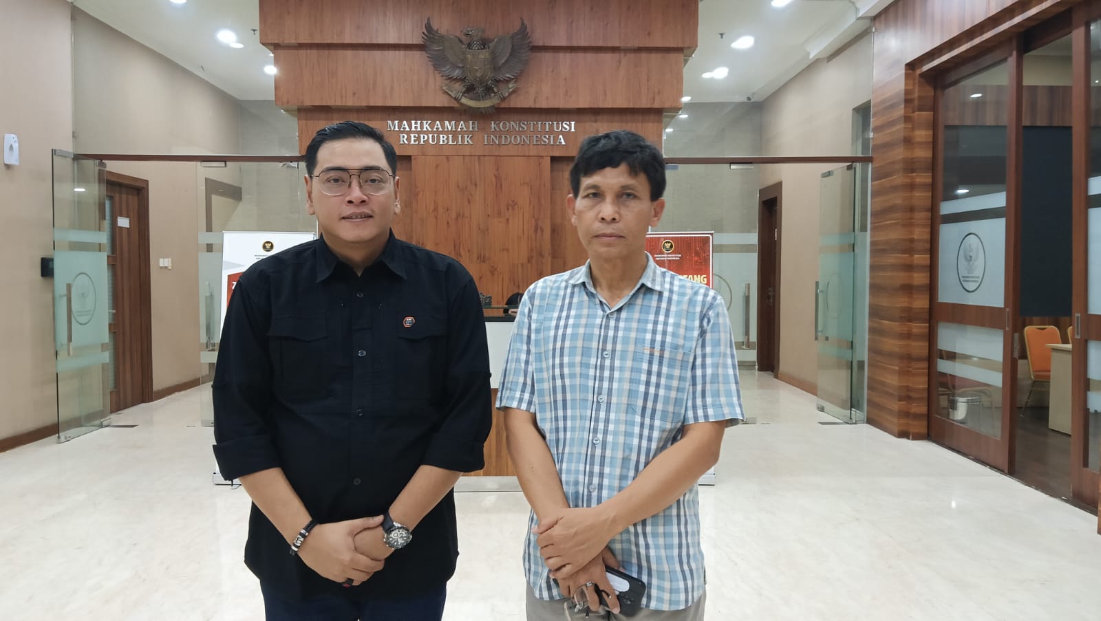 Ketua KPU Kota Blitar Rangga Bisma Aditya bersama Kepala Bakesbangpol Kota Blitar Toto Robandiyo usai sidang sengketa Pilwali Kota Blitar di MK, Rabu (5/2/2025).