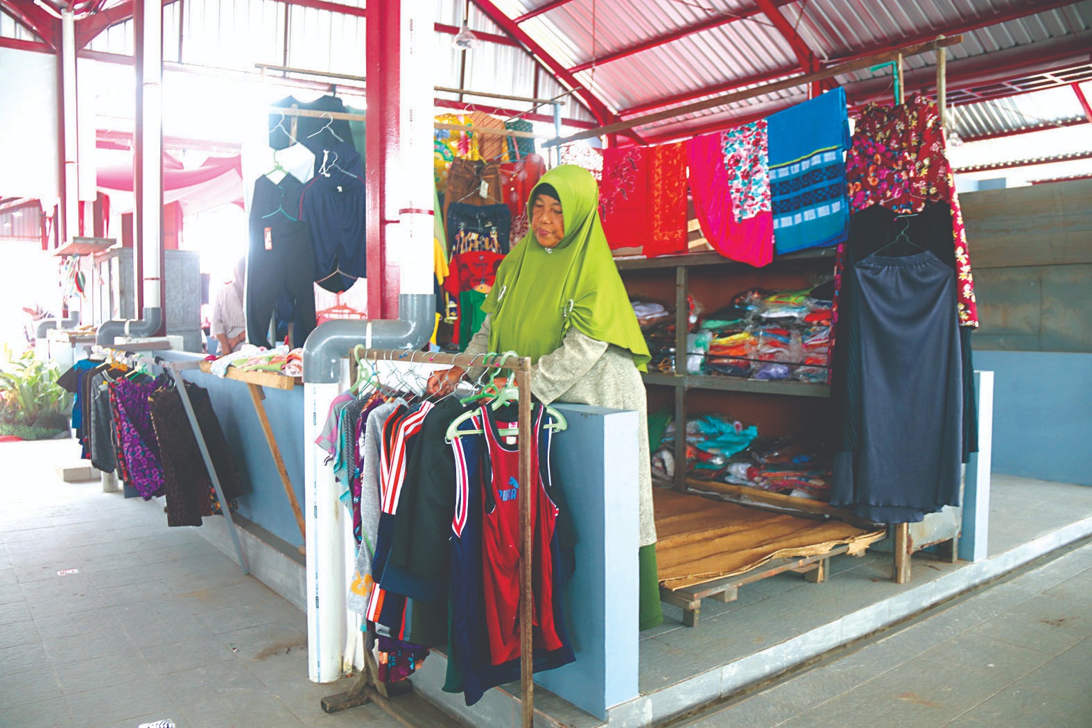 MASIH SEPI: Beberapa pedagang menyambut Pasar Nglegok baru penuh suka cita.