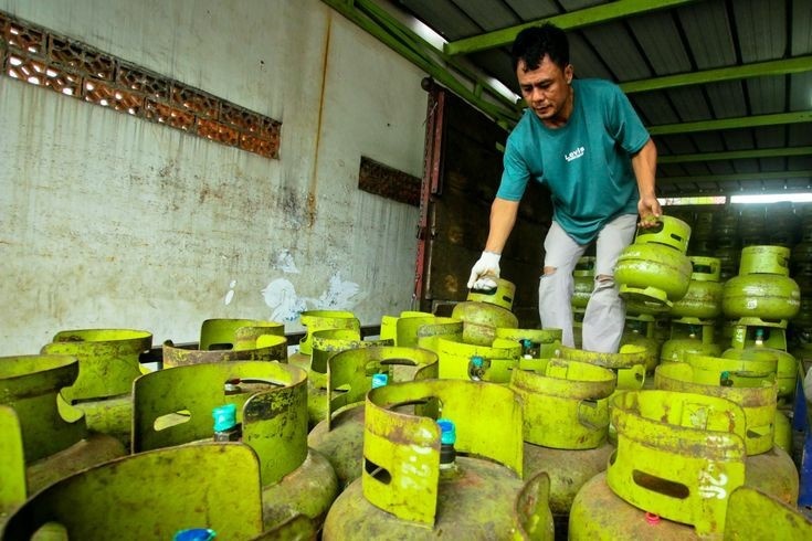 BERSYUKUR: Pedagang atau pengecer gas elpiji 3 kg Desa Bendo, Kecamatan Ponggok, sedang menata barang dagangannya, kemarin (4/2).