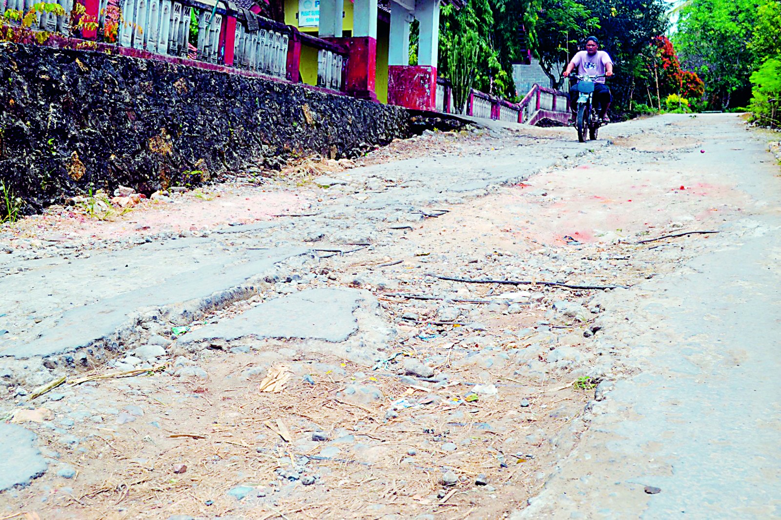 RUSAK PARAH: Besi cor muncul di jalan rusak yang ada di Desa Ngeni, Kecamatan Wonotirto.