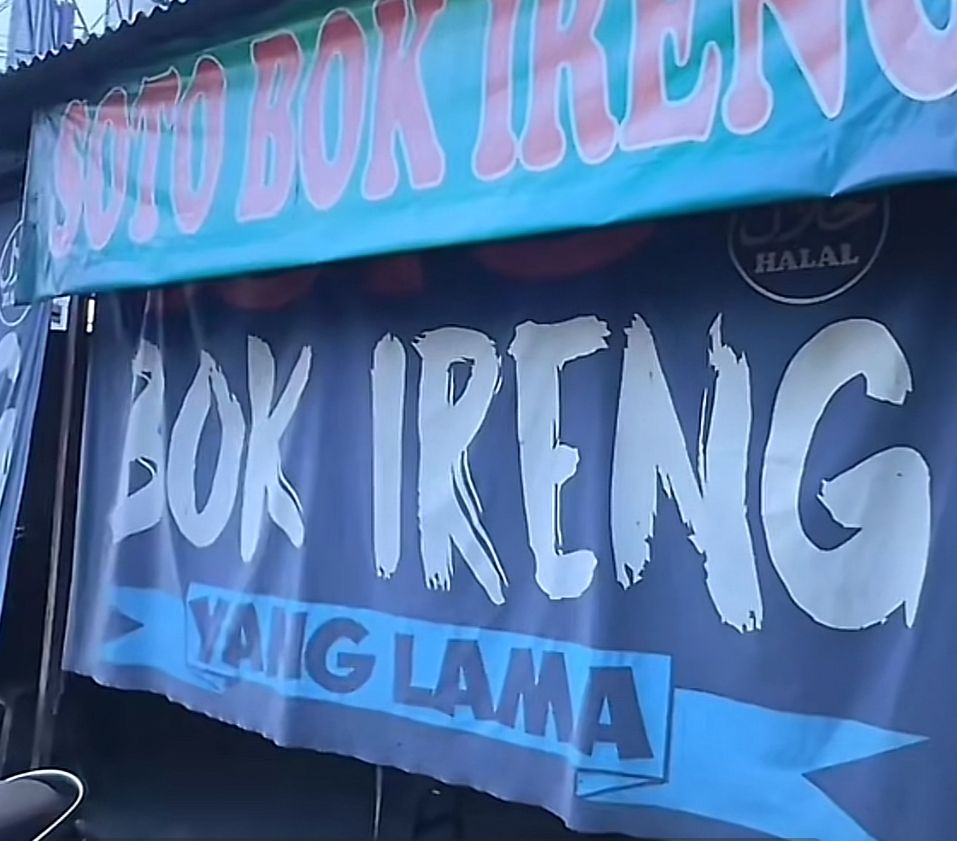 Spanduk khas dari warung Soto Bok Ireng di Kota Blitar.