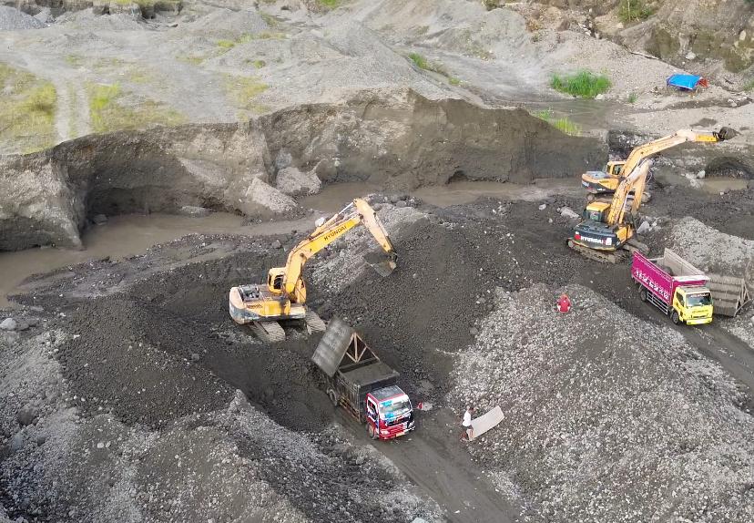 MEMBAHAYAKAN: Aktifitas tambang pasir di aliran Kali Lahar Gunung Kelud di Blitar yang dipotret Januari 2025 lalu.