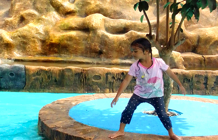Kolam renang anak yang di desain tidak terlalu dalam.