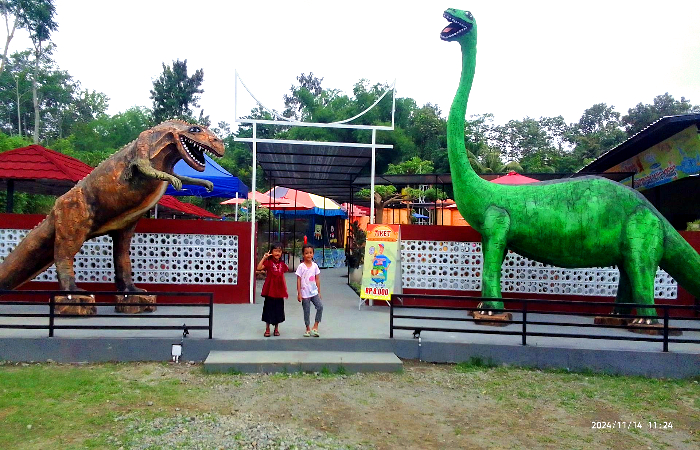 Berfoto di pintu masuk Kali Gajah Waterpark