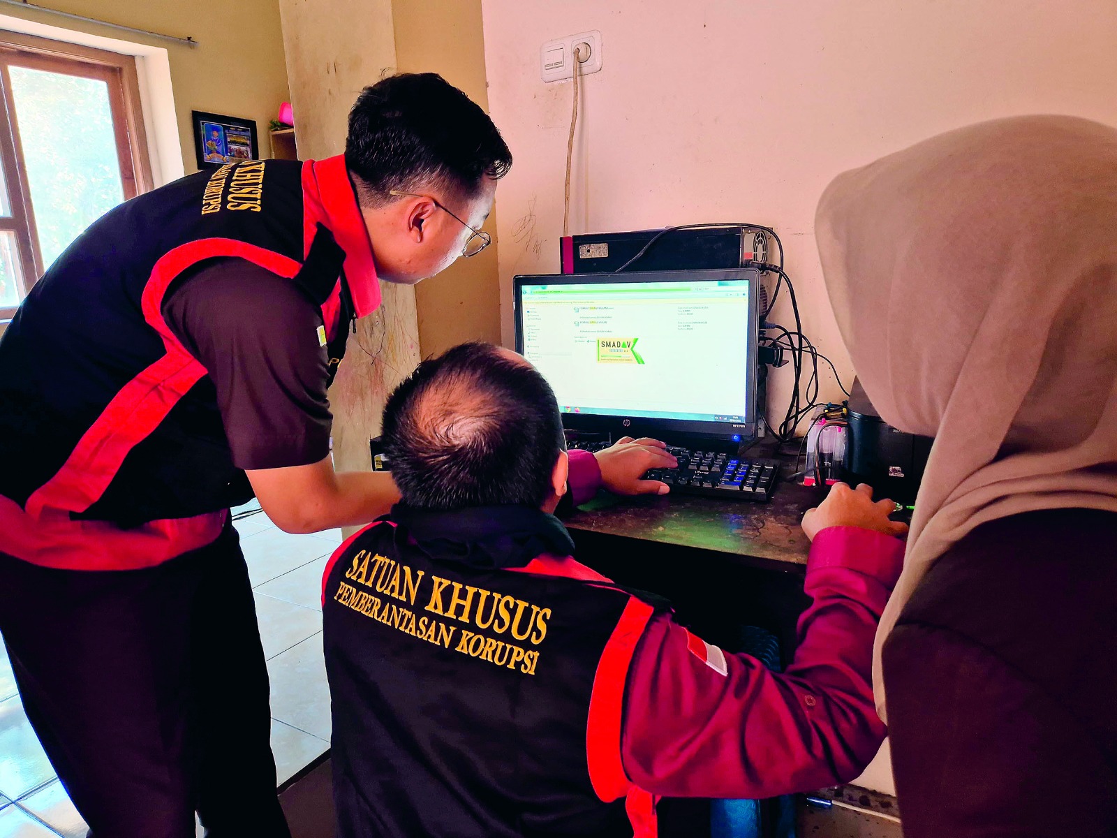 TELITI: Tim penyidik saat menggeledah kantor Dinas PUPR Kabupaten Blitar untuk mencari barang bukti terkait dugaan tidak pidana korupsi, pada Rabu (5/2) lalu.