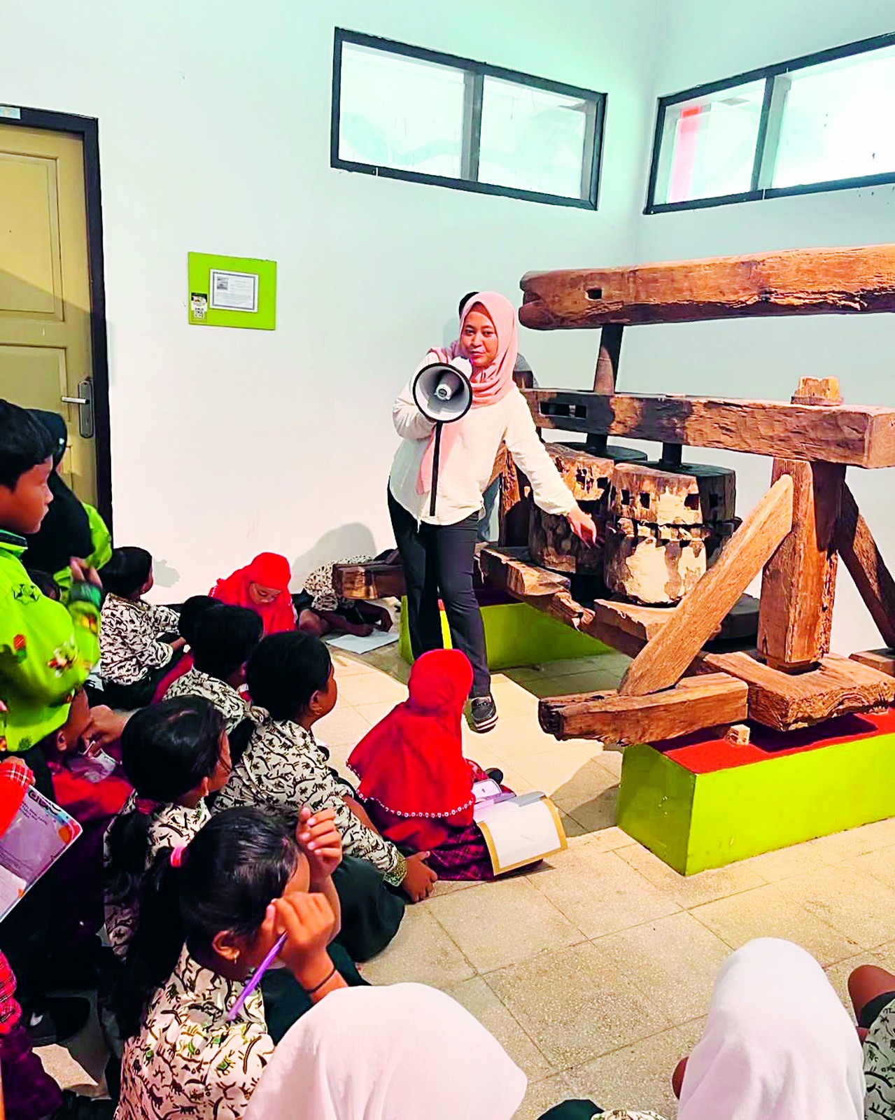 TEMPAT BELAJAR: Siswa sedang mendalami sejarah di Museum Penataran, Desa Penataran, Kecamatan Nglegok.