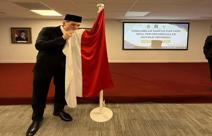 RESMI : Ole Romeny sah menjadi pemain Indonesia setelah melakukan sumpah WNI di KBRI ,London Inggris (8/2/2025)