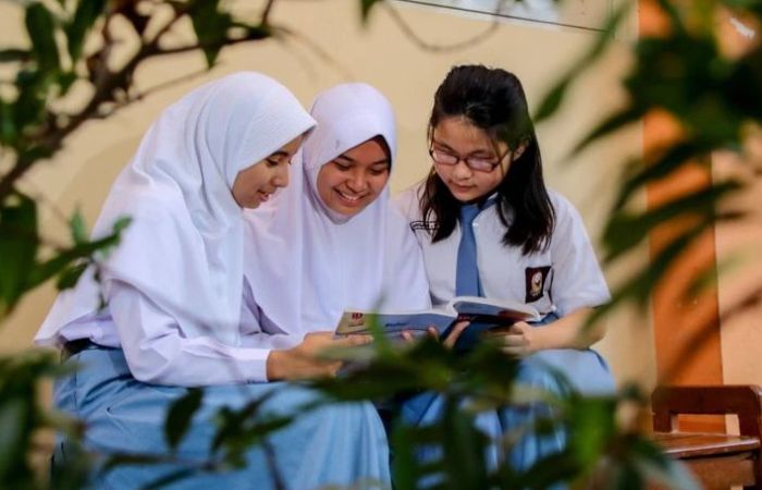 Ilustrasi Siswa SMA sedang berdiskusi.