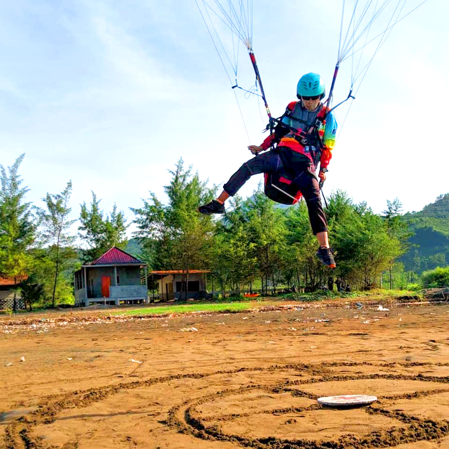 SIAP-SIAP : Atlet paralayang melakukan latihan dan landing di Pantai Modangan Kabupaten Malang, beberapa waktu lalu.