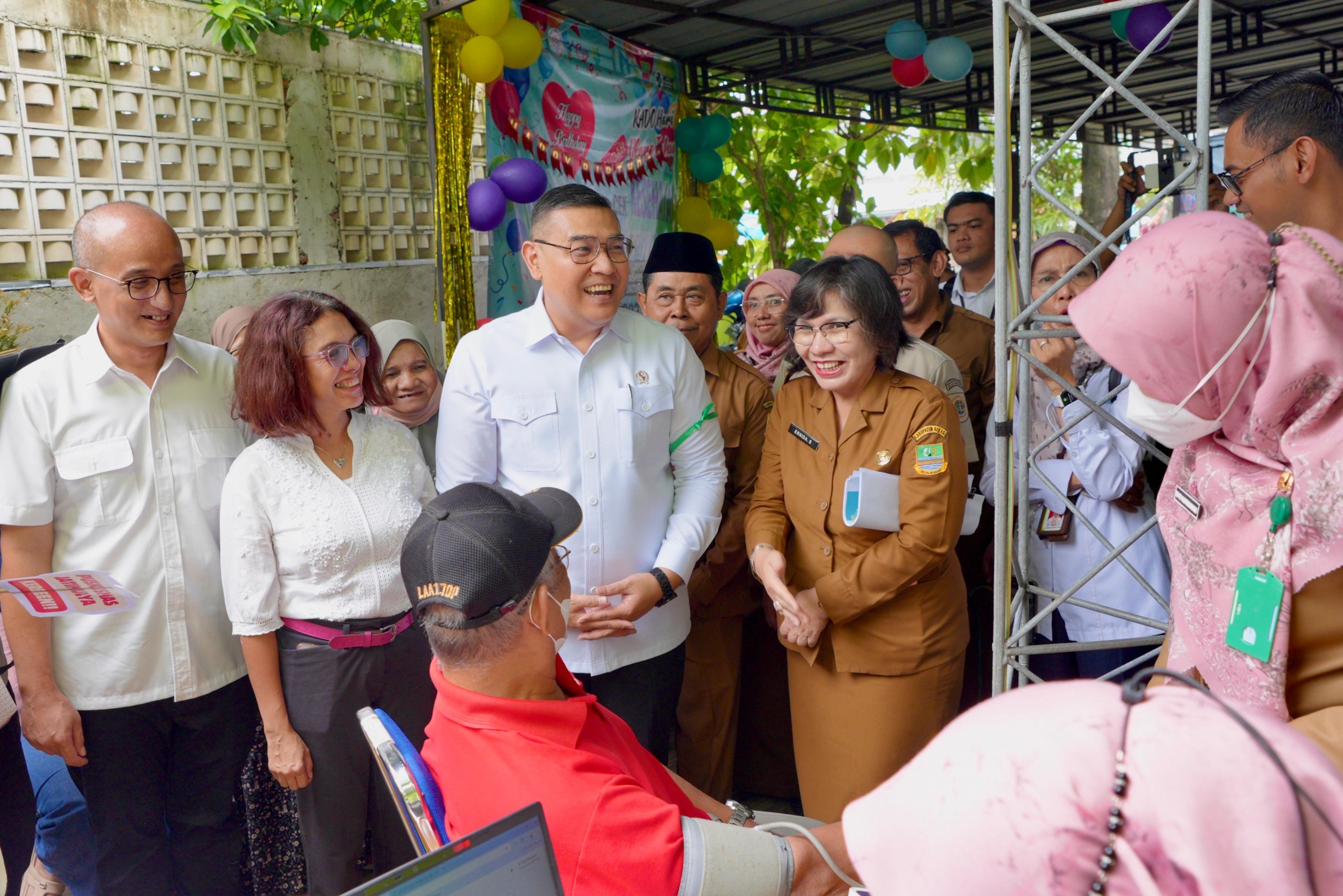 Wakil Menteri Agraria dan Tata Ruang/Wakil Kepala Badan Pertanahan Nasional (Wamen ATR/Waka BPN), Ossy Dermawan, melakukan peninjauan terhadap Program Cek Kesehatan Gratis (CKG) di Puskesmas Jatimulya