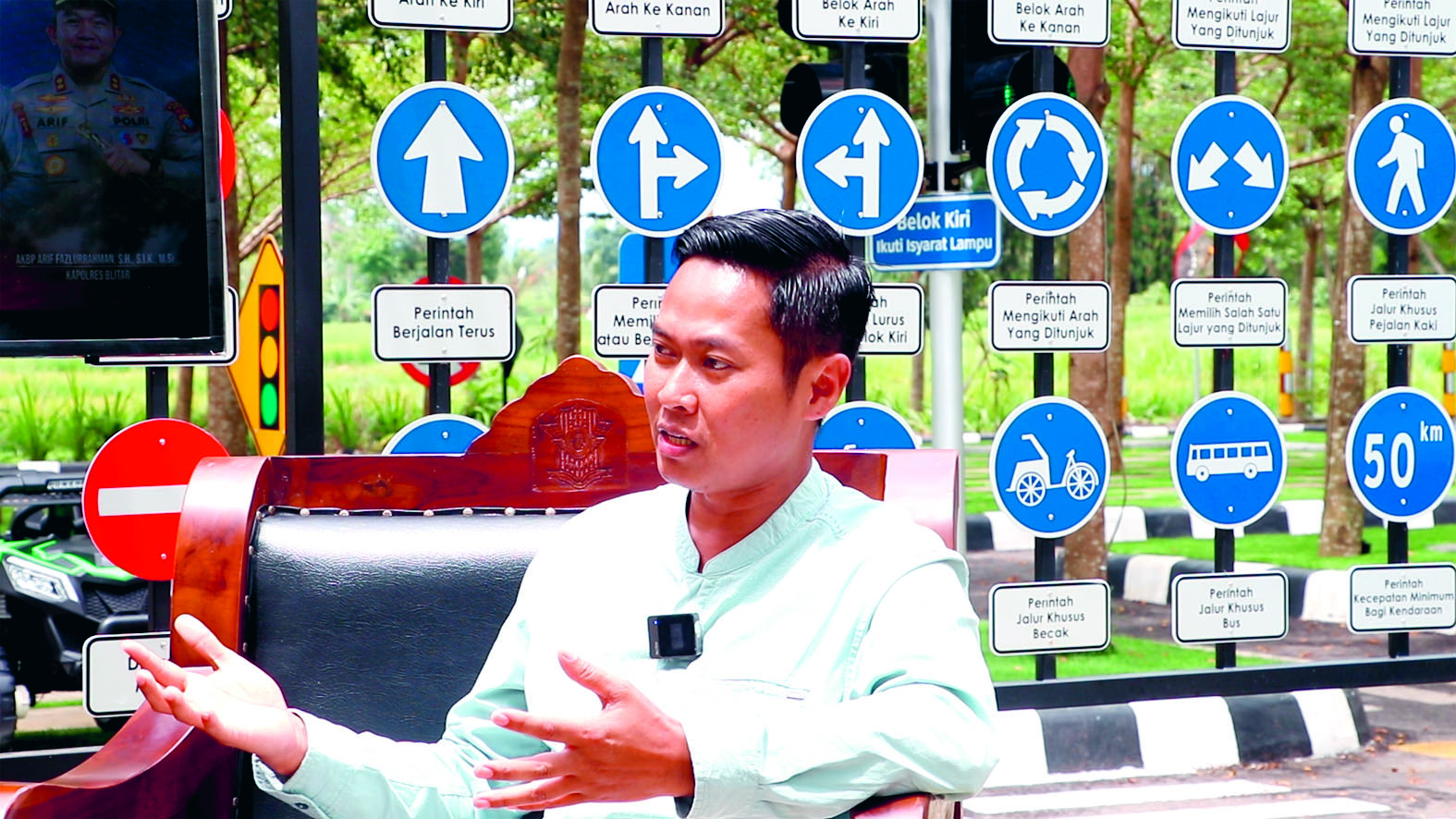BERBAGI: Isdianto Setiawan saat diskusi di Taman Lalu Lintas di area Warung Bambu Barokah, Gandusari.