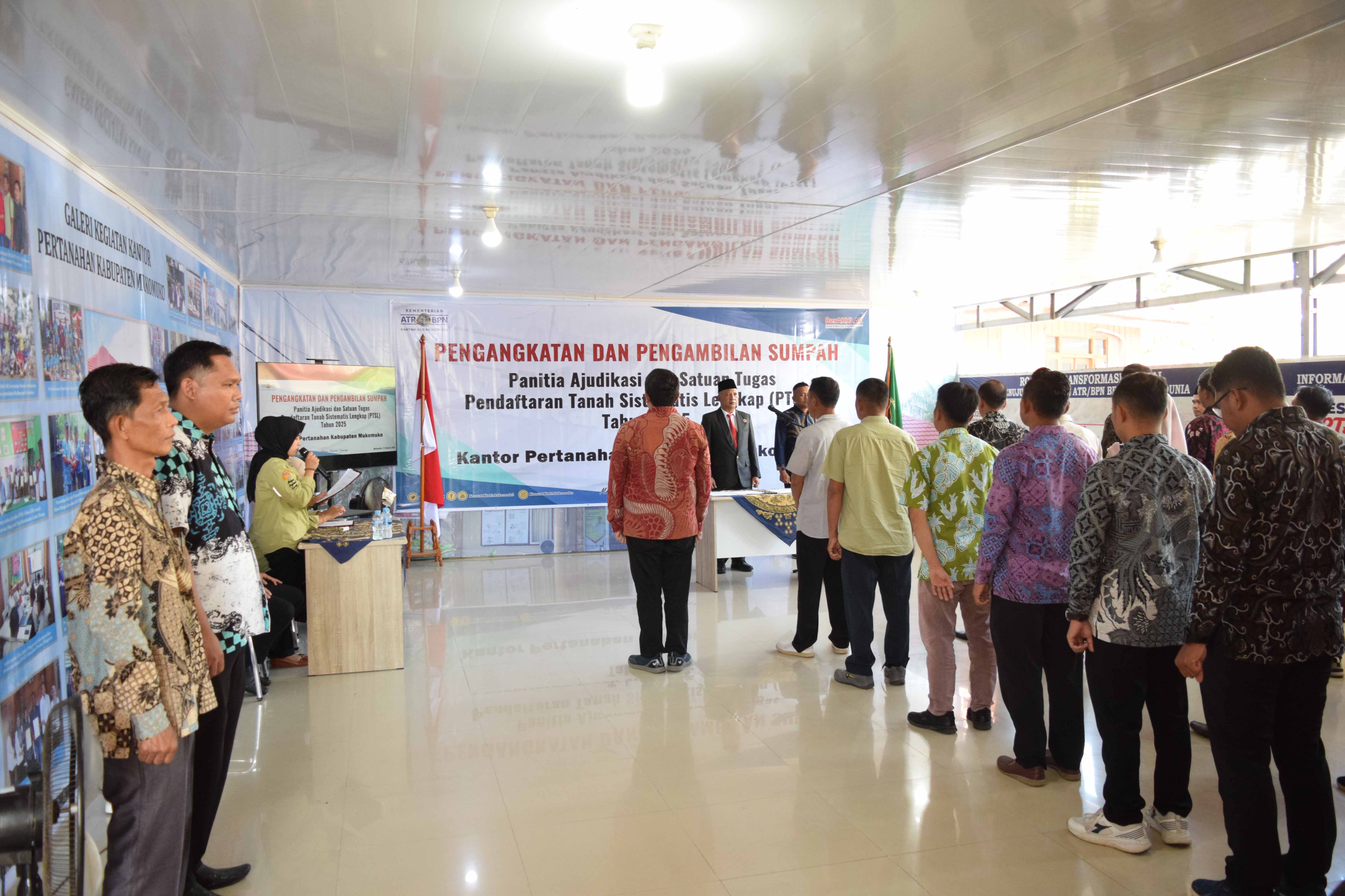 Pengambilan Sumpah Panitia Ajudikasi dan Satuan Tugas PTSL 2025 di Kabupaten Mukomuko