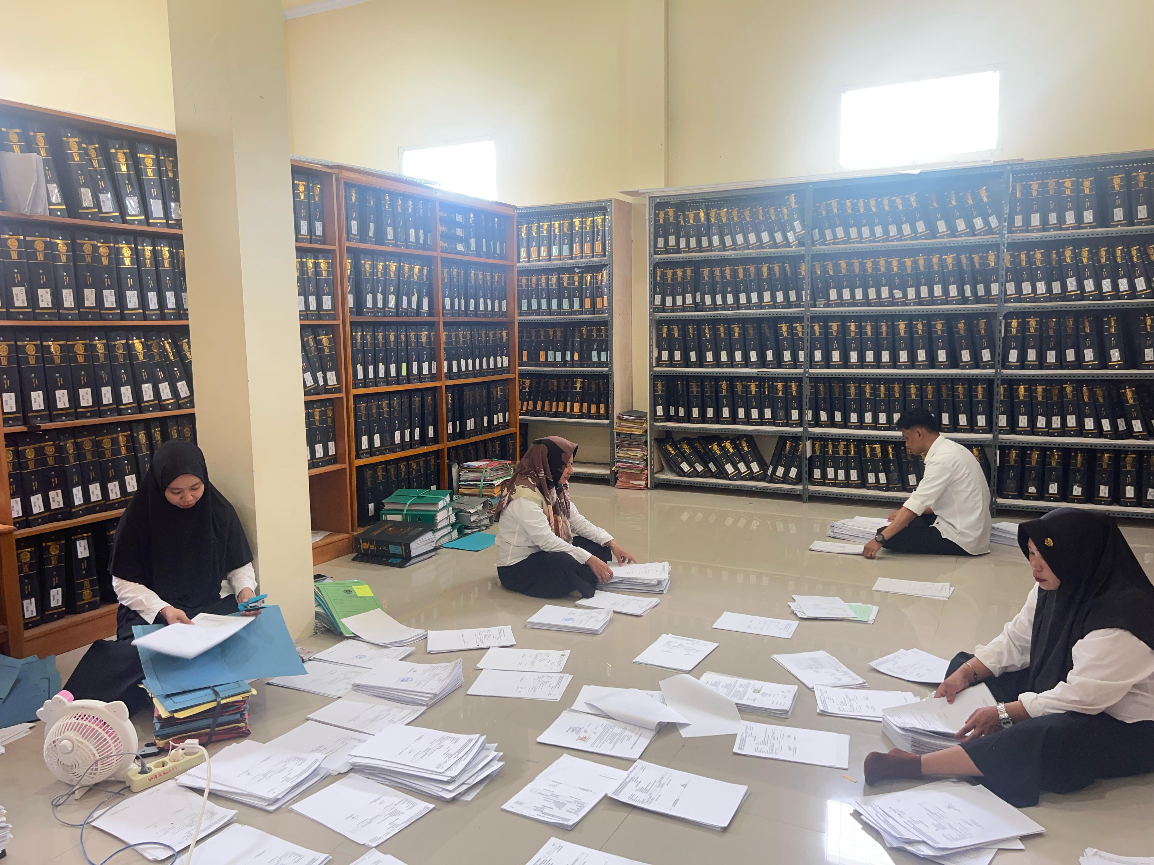 Petugas Pengelola Arsip Kantor Pertanahan Kabupaten Gorontalo Utara Lakukan Penataan Arsip Warkah