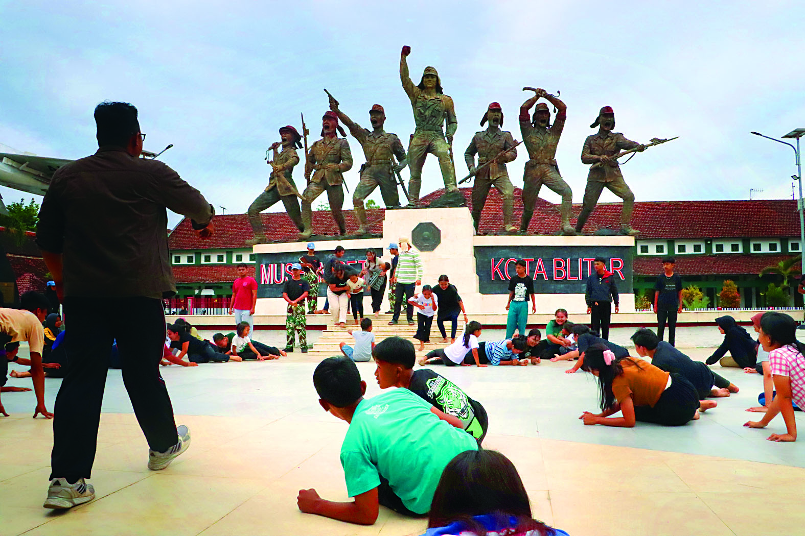 SEMANGAT MEMBARA: Pemain drama berlatih keras di bawah arahan sutradara, di Taman Plaza Monumen PETA, kemarin (12/2).