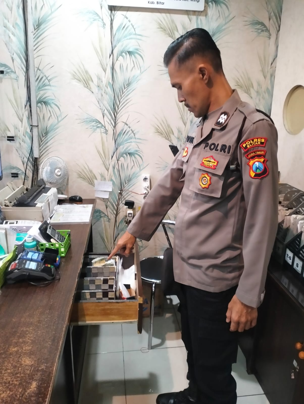 SIGAP: Polisi melakukan olah TKP di lokasi kejadian kasus pencurian uang di Klinik Kecantikan Mozza, Kelurahan Beru, Kecamatan Wlingi.