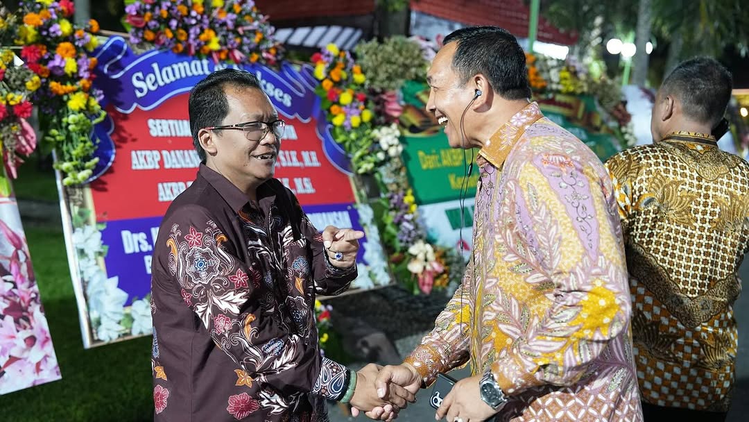 ULET: Ketua DPRD Kabupaten Blitar, Supriadi (kiri), memilih usaha peternakan sebagai kegiatan lain di luar tugas sebagai wakil rakyat.