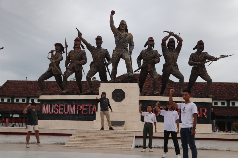 HEROIK: Sejumlah anak muda memperagakan perjuangan tentara PETA pada 14 Februari 1945 silam.