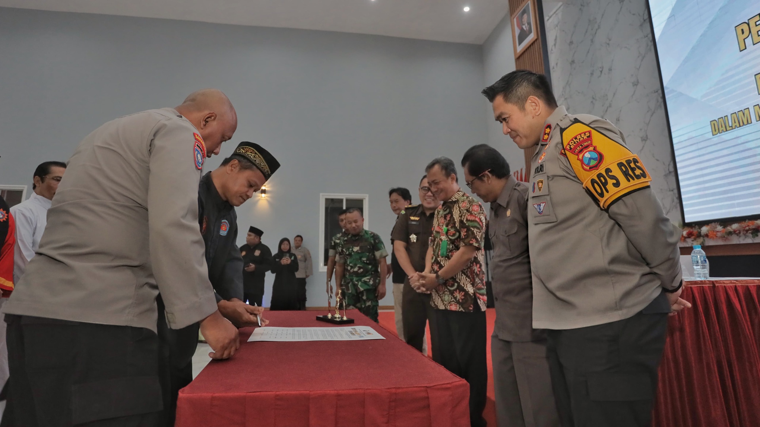 BIAR TETAP KONDUSIF: Deklarasi komitmen damai antar-perguruan silat se-Kabupaten Blitar bersama forkopimda, di Polres Blitar, kemarin (13/2).