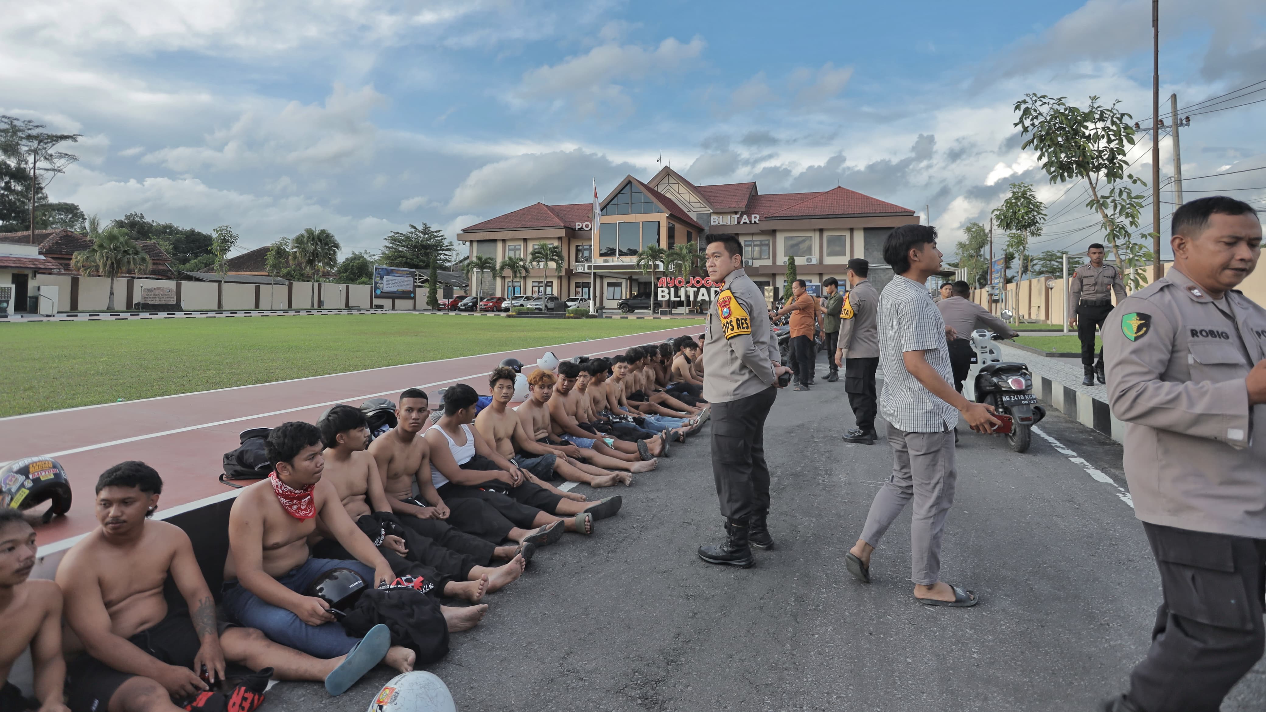 NEKAT: Para oknum dari perguruan silat dikumpulkan di Polres Blitar usai menggelar konvoi, Kamis (14/2/2025).