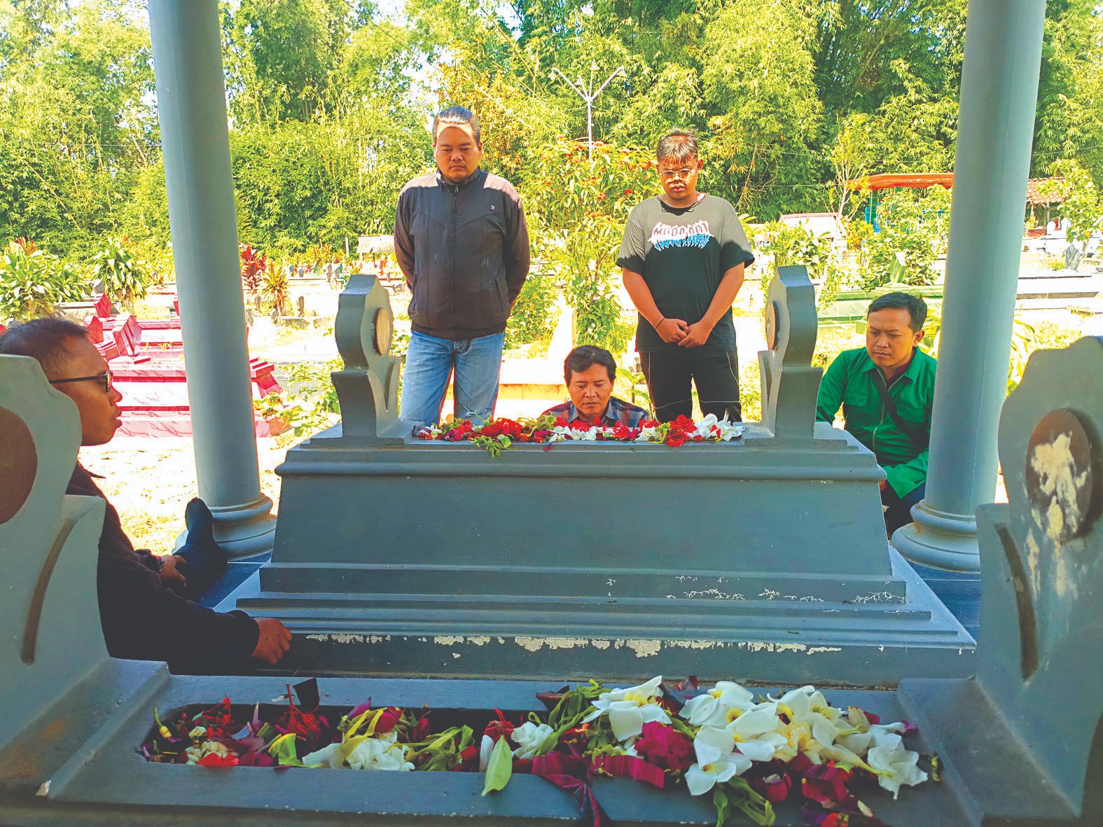 INSPIRATIF: Sejumlah pegiat sejarah Blitar berziarah ke makam Shodanco Parto Hardjono di Desa Sukosewu, Kecamatan Gandusari, kemarin (14/2).