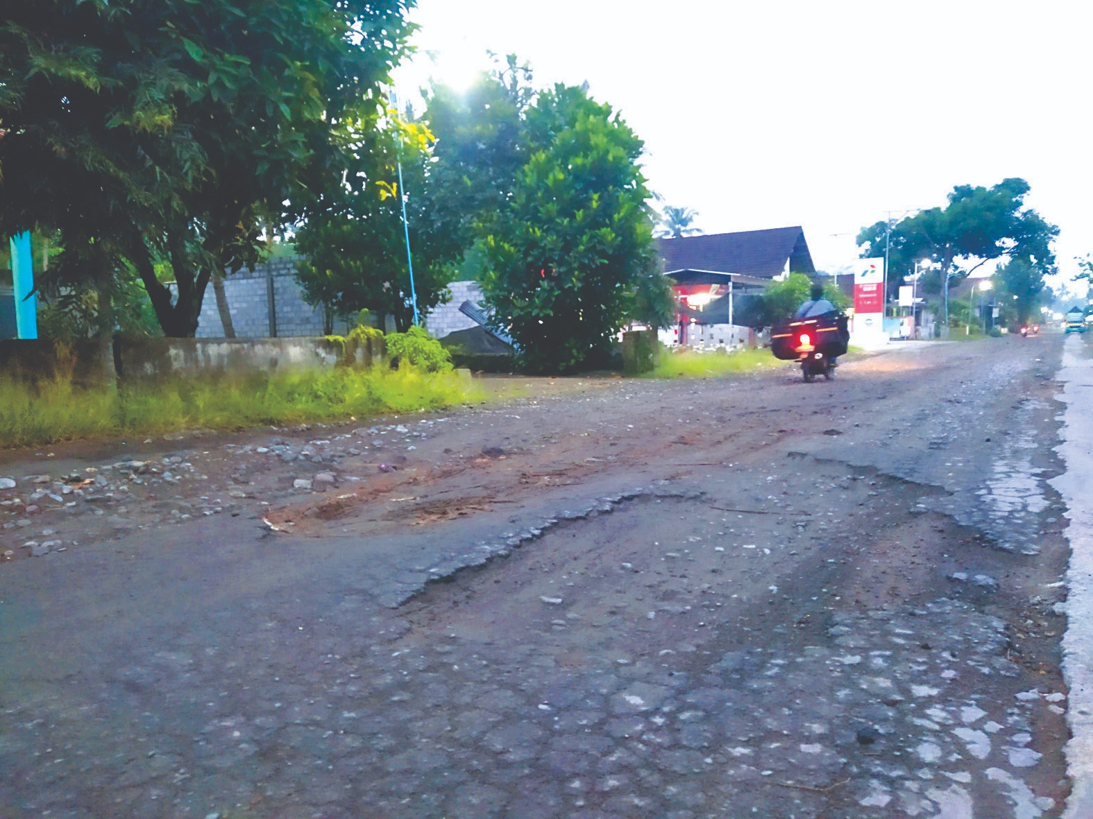 RUSAK: Ruas jalan yang ada di Desa Candirejo, Kecamatan Ponggok, kondisinya rusak parah.