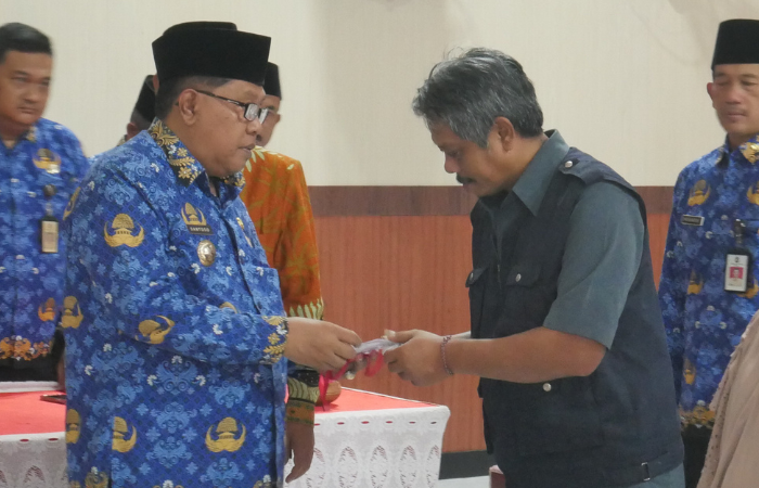 Wali Kota Santoso menyerahkan secara simbolis kartu ATM yang digunakan untuk penukaran Rastrada Non Tunai pada Senin(17/2/2025) di Kantor Kecamatan Kepanjen Kidul.